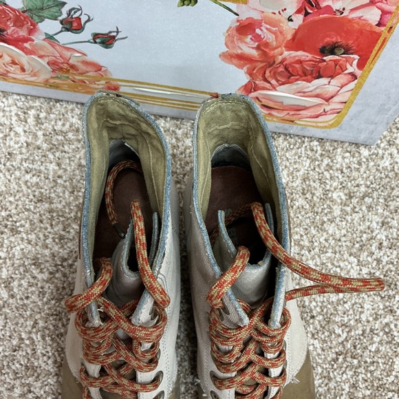 Sorel Tan and Cream Leather Boots - Picture 7 of 8